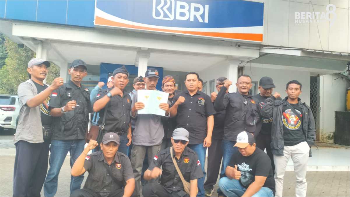 Squad Nusantara Probolinggo dan Pak Marliyono berpose di depan kantor BRI